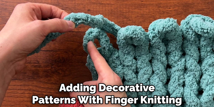 Adding Decorative
Patterns With Finger Knitting