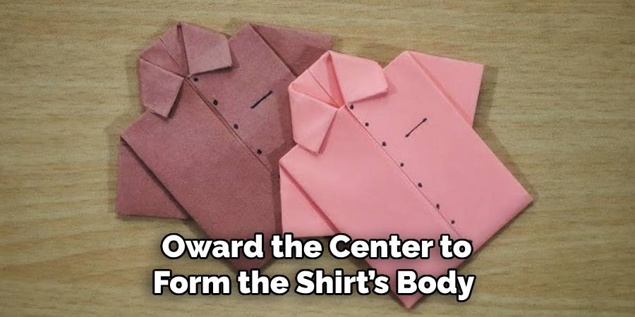 Oward the Center to
Form the Shirt’s Body