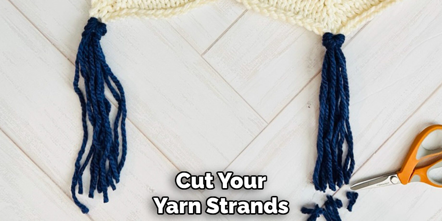 Cut Your
Yarn Strands