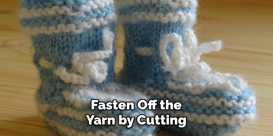 Fasten Off the Yarn by Cutting